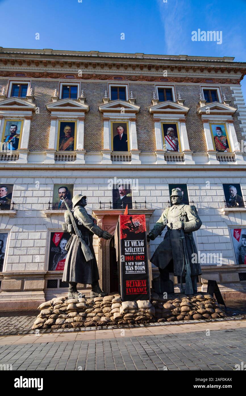 Statua di soldati al Bazar Varkert Deli Palotak, Museo Storico. "Un nuovo mondo è nato" mostra. Inverno a Budapest, Ungheria. Dicembre 2019 Foto Stock