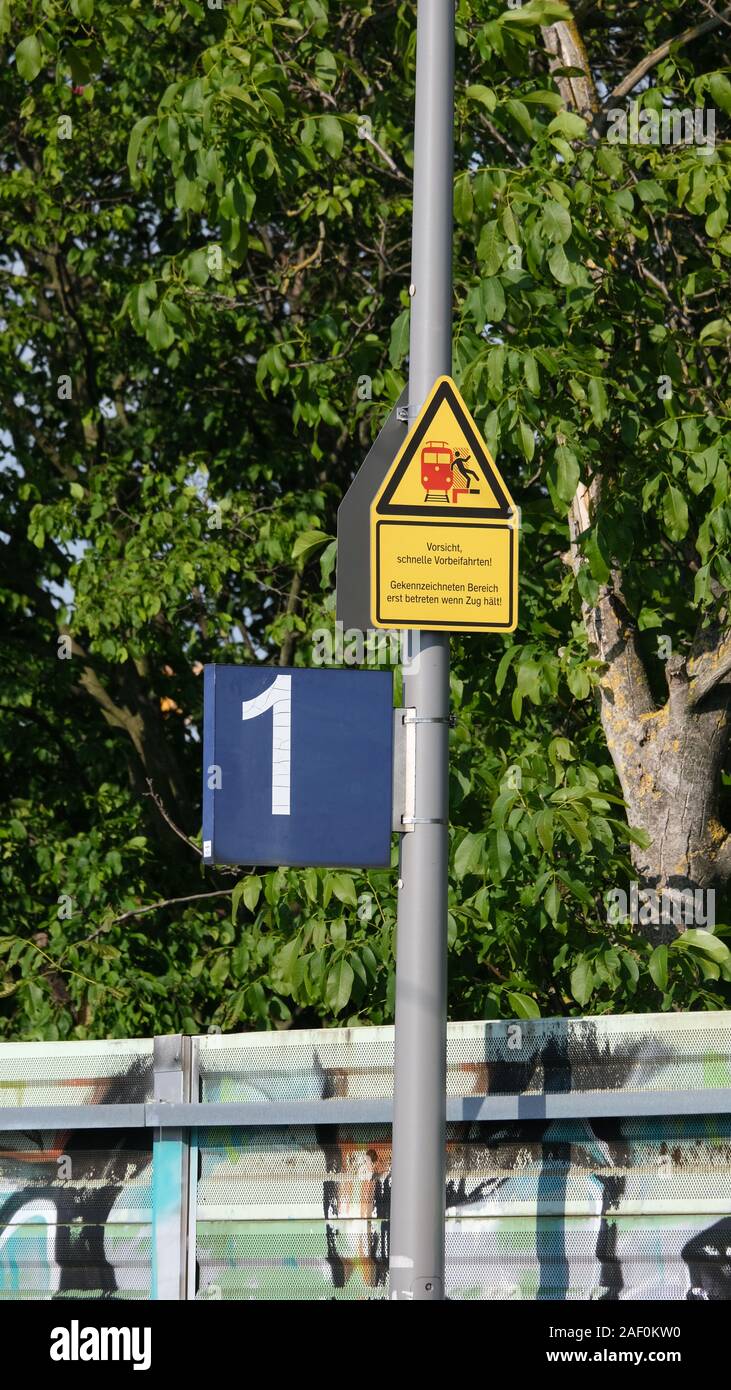 Ladenburg piattaforma 1 con forfora segno Foto Stock