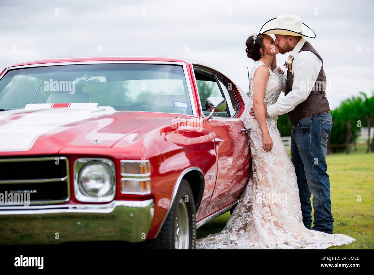 Marito e moglie ritratto di nozze con auto classica Foto Stock