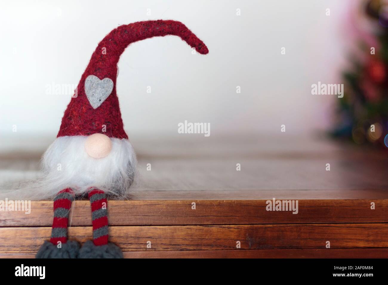 Natale gnome seduti su un tavolo di legno con lo spazio di copia Foto Stock