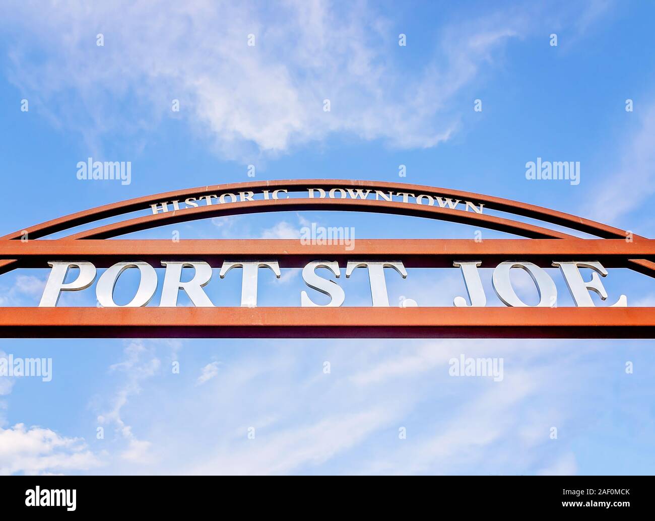 Un metallo archway accoglie i turisti a downtown Port St. Joe, Sett. 18, 2019, in Port St. Joe, Florida. La città è stata fondata come San Giuseppe nel 1835. Foto Stock