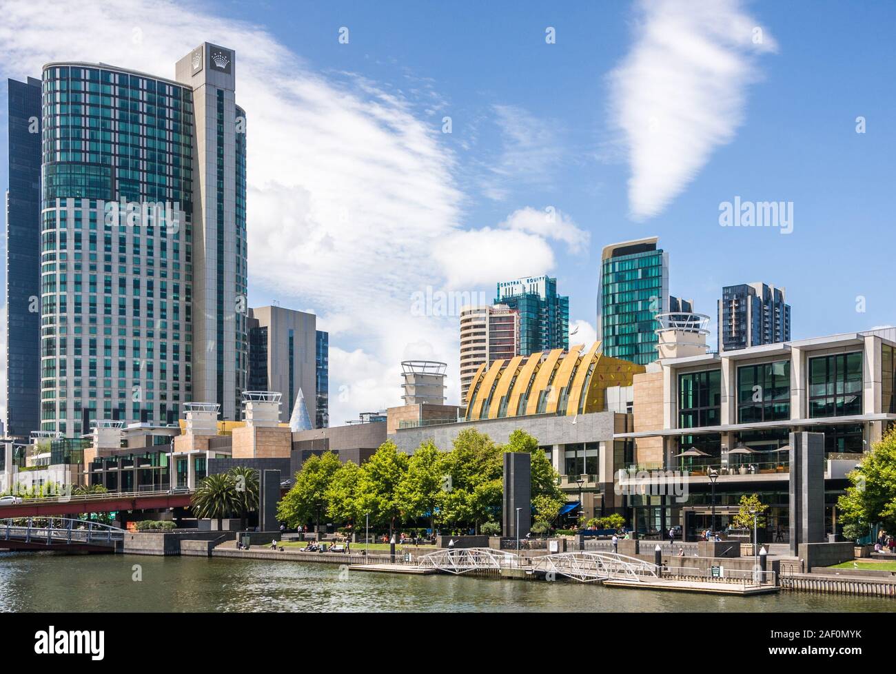 Melbourne, Australia - 16 Novembre 2009: Boardwalk con ristorante inferiore edifici lungo il fiume Yarra con alte Crown hotel e resort in indietro sotto b Foto Stock