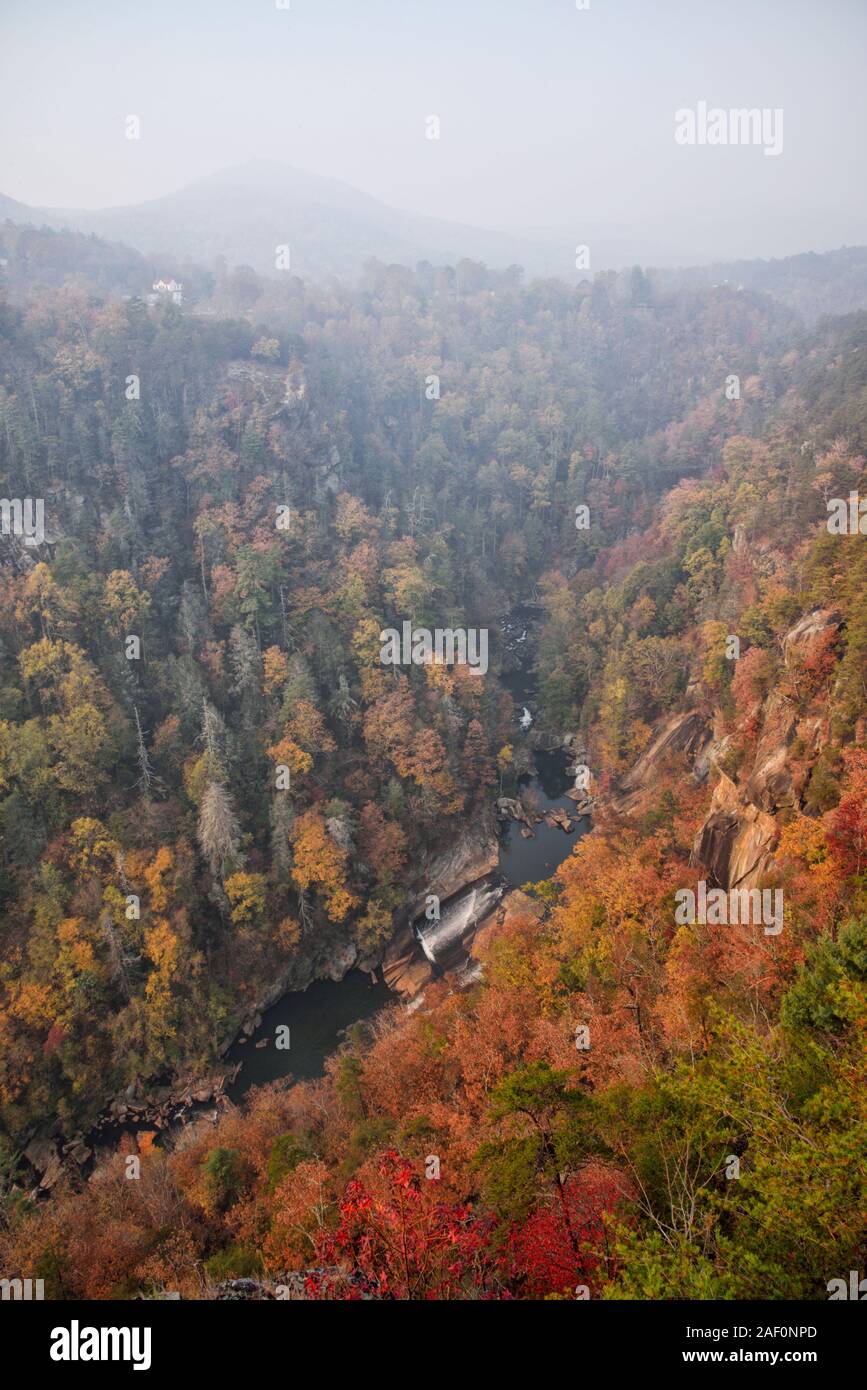 Tallulah Gorge stato parco con vista della cascata e il fiume. Situato nei monti Appalachi del North Georgia USA. Foto Stock