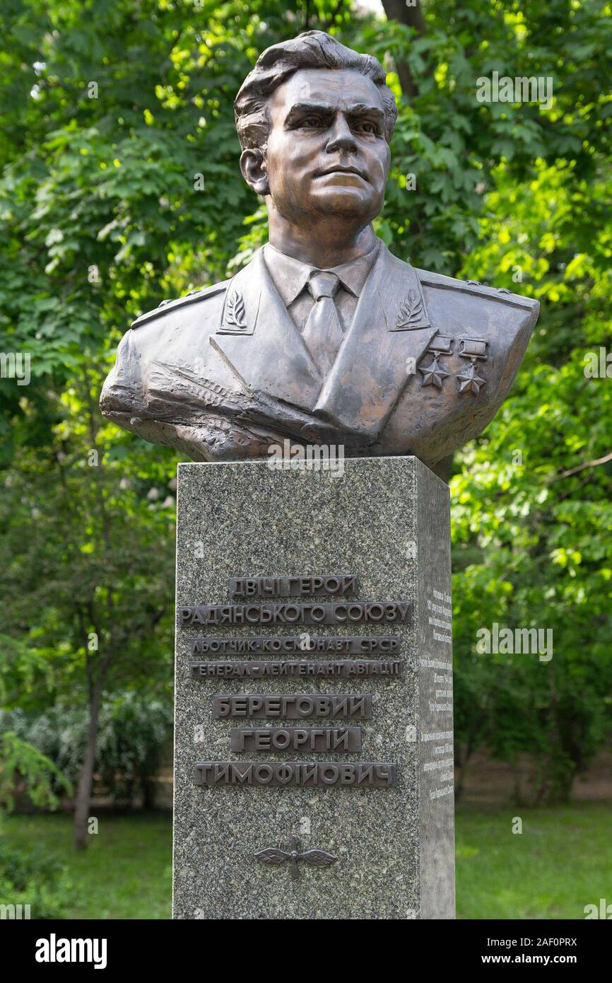 Kiev, Ucraina - 18 Maggio 2019: monumento due volte eroe dell'Unione Sovietica generale Georgi Beregovoy nel parco della gloria eterna Foto Stock