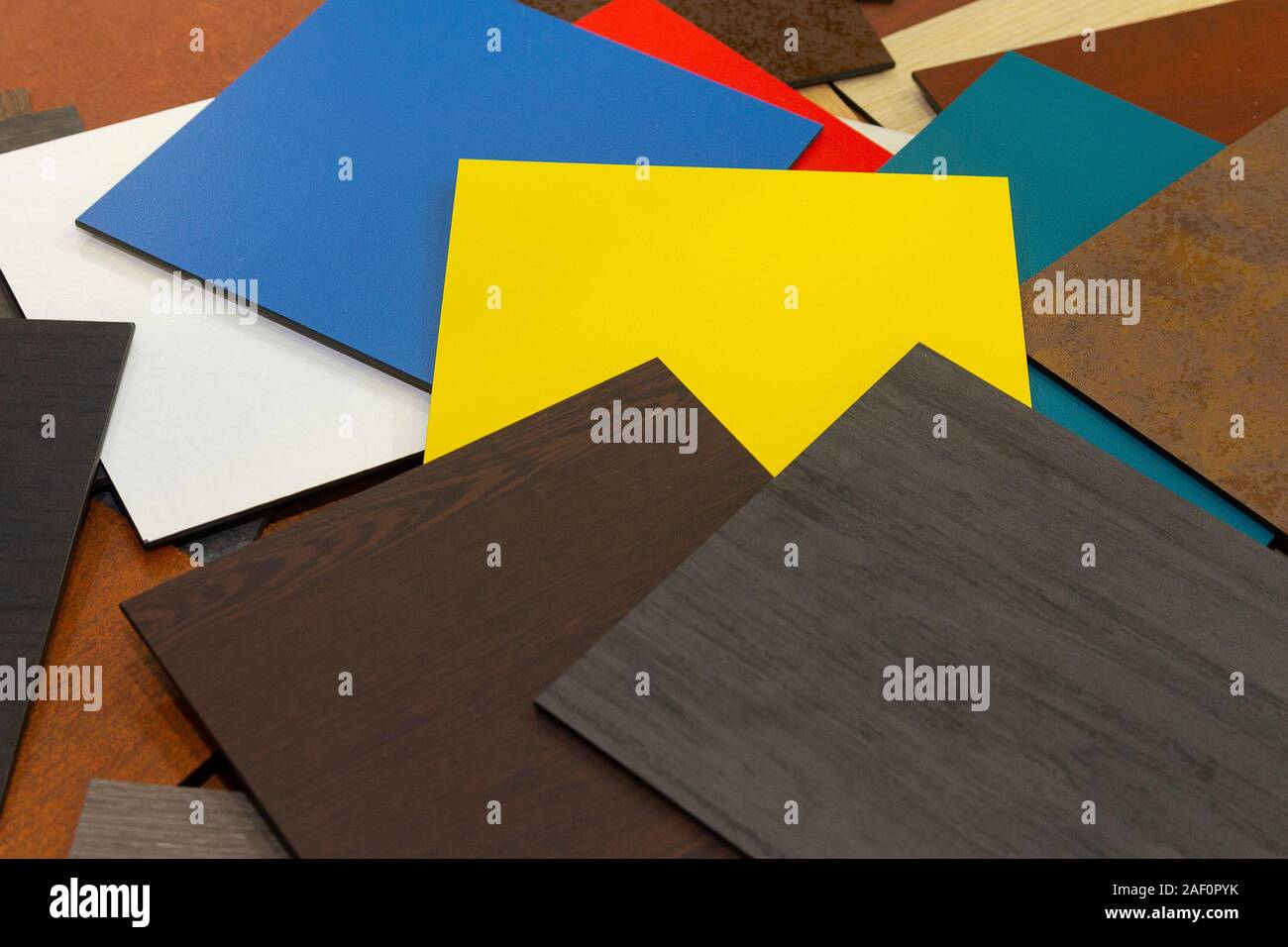 Multi-colore di campioni di materiali compositi per le facciate ventilate in showroom. Costruzione Foto Stock