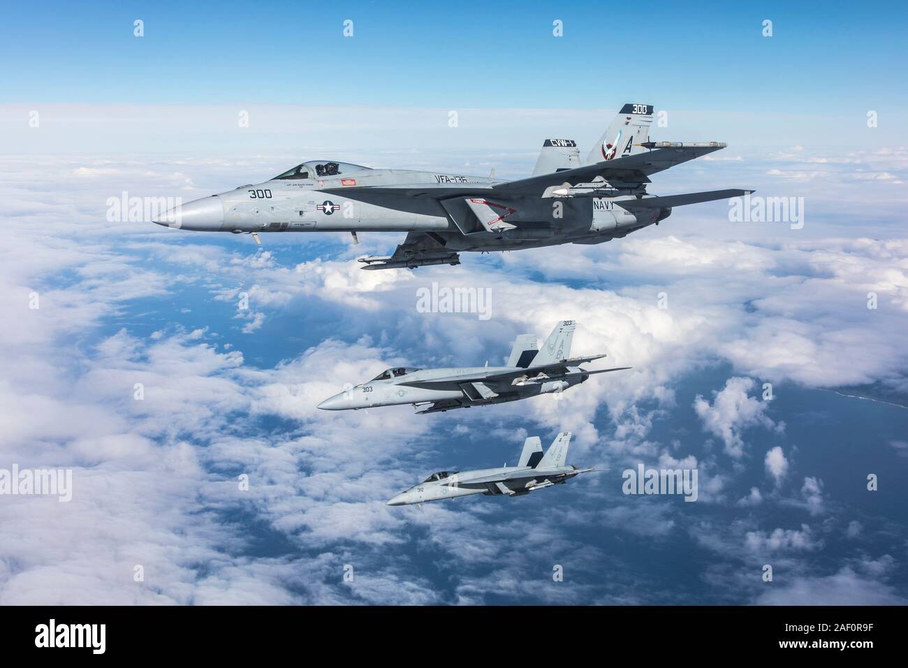 LEMOORE, California (7 marzo 2019) tre F/A-18E aeromobili da Naval Air Station (NAS) Lemoore volato da LT Phil "Quitter" Murphy, LCDR Sean 'Dora Tuohy e LT Nicholas 'D-POD' Corey da Strike Fighter Squadron (VFA) 136 'Knighthawks' volare in formazione sul mare il Test Gamma dopo aver completato una missione di addestramento. (U.S. Navy foto di Lt. La Cmdr. Darin Russell/rilasciato) Foto Stock