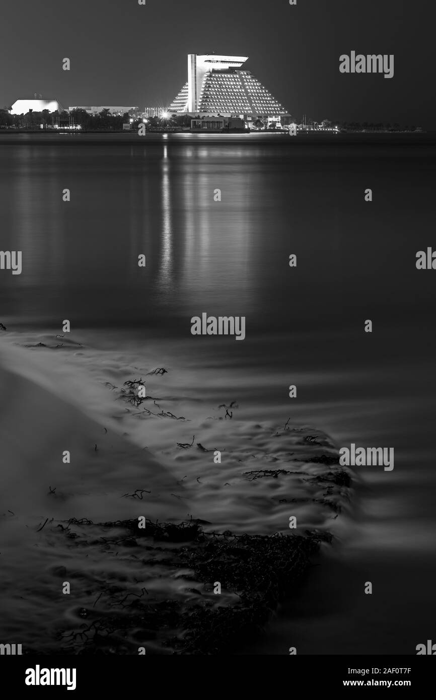 Hotel Sheraton Doha in Qatar e dello skyline di Doha Foto Stock