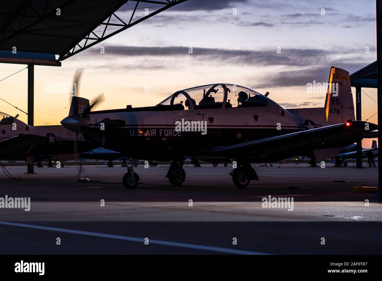 Un T-6 texano ritorna da un volo notturno a Vance Air Force Base, Enid, Okla., 18 aprile 2019. La T-6 texano è un singolo motore, due-sedile istruttore primario progettato per formare gli studenti in base abilità di volo. (U.S. Air Force foto di Tech. Sgt. Erik Cardenas) Foto Stock