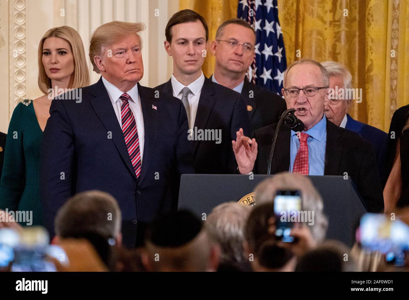 Il professore di diritto Alan Dershowitz parla a Hanukkah Ricevimento nella Sala Est della casa bianca affiancato dal Presidente Trump, prima figlia e consigliere del Presidente Ivanka Trump, Son-in-law Jared Kushner e sost. Doug Collins (R-GA) nella Sala Est della Casa Bianca di Washington, DC il Mercoledì, Dicembre 11, 2019. Trump poi firmato un ordine esecutivo che la lotta contro l'antisemitismo. Sull'altra estremità della Pennsylvania Avenue, la Casa dei Rappresentanti è in movimento verso una decisione se mettono sotto accusa il presidente. Foto di Ken Cedeño/UPI Foto Stock