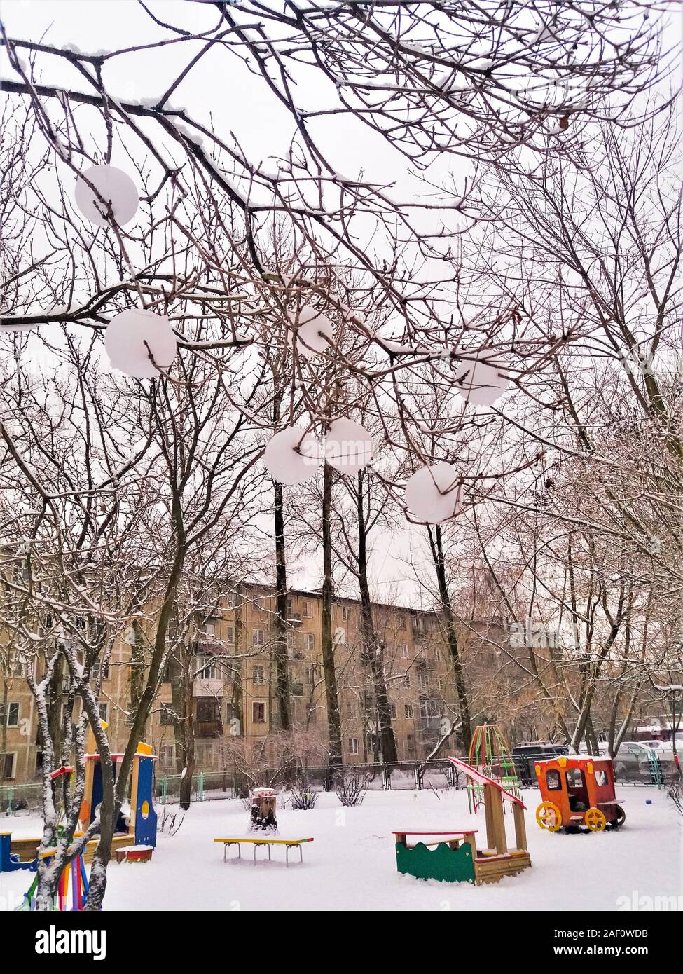 Facciamo i mestieri con bambini - bambini decorato gli alberi nel cortile con snowballs con un attrezzo speciale per rendere snowballs. Esso si è rivelato molto bello. Foto Stock