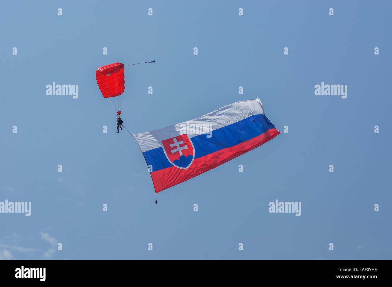 Parachutist con una molto grande bandiera slovacca. SIAF Airhow, Sliac, Slovacchia 2017 Foto Stock