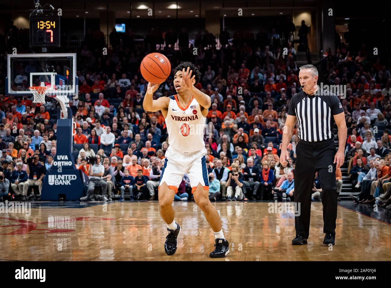 Charlottesville, VA, Stati Uniti d'America. L'8 dicembre, 2019. Virginia Guard Kihei Clark (0) durante il NCAA pallacanestro tra l'università di North Carolina Tar Heels e University of Virginia Cavaliers presso la John Paul Jones Arena in Charlottesville, VA. Brian McWalters/CSM/Alamy Live News Foto Stock