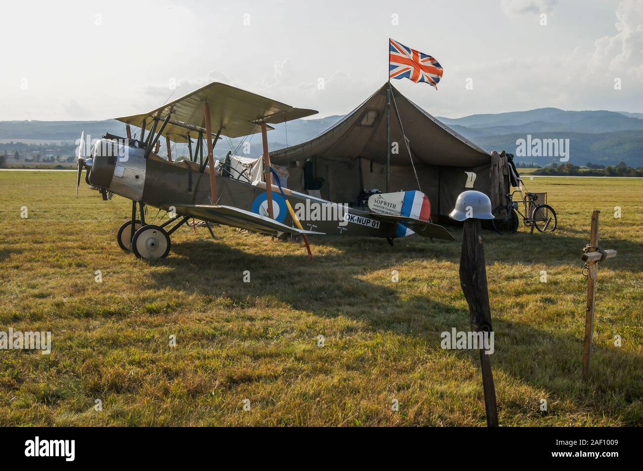 British Sopwith 1 1/2 Strutter piano in corrispondenza della tenda militare Airhow SIAF, Sliac, Slovacchia 2017 Foto Stock
