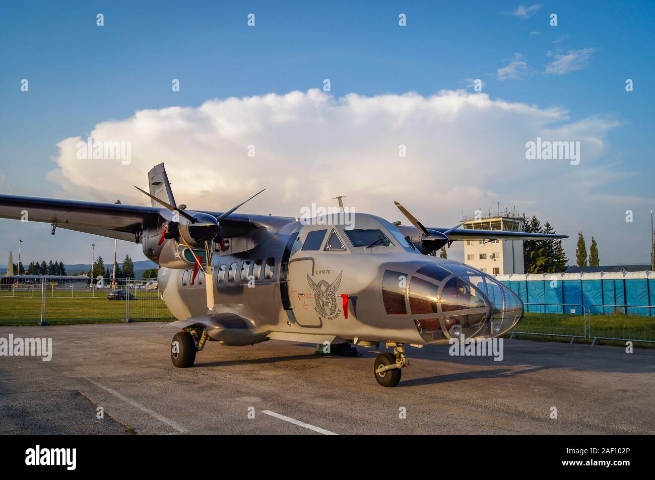 Lasciare slovacca L-410 FG Turbolet piano e cumulonimbus cloud. SIAF Airhow, Sliac, Slovacchia 2017 Foto Stock