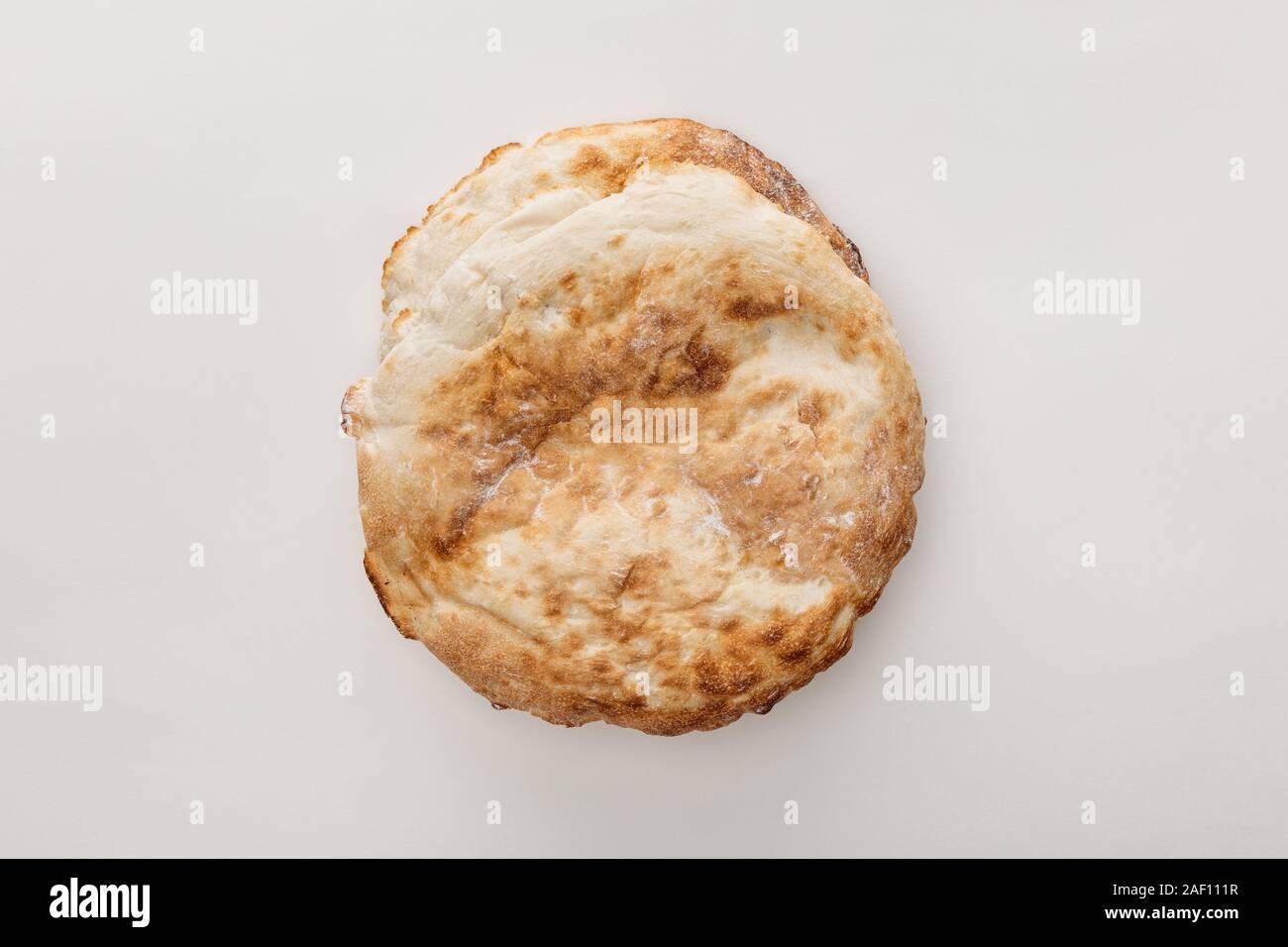 Vista superiore del pane lavash isolato su bianco Foto Stock