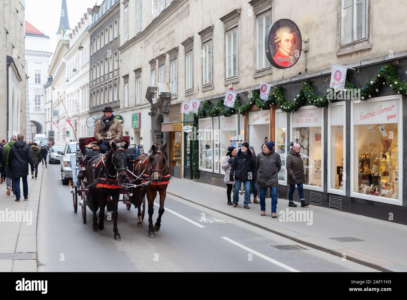 Vienna Cavallo e carrozza ; turisti in un tour a cavallo e in carrozza intorno a Vienna, Austria Europa Foto Stock