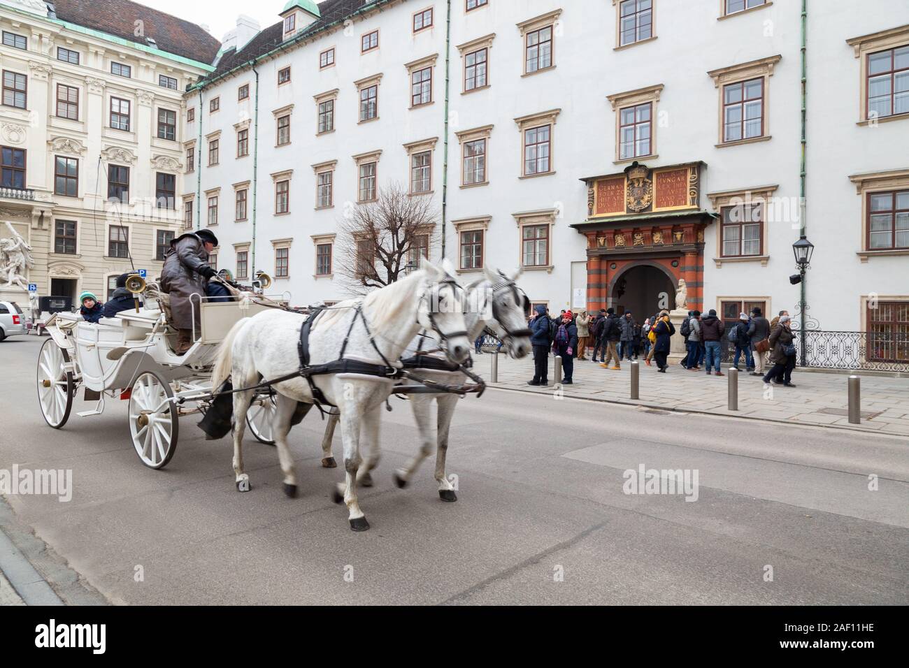 Cavallo e carrozza Vienna; turisti in un tour a cavallo e in carrozza intorno all'Hofburg, Vienna, Austria Europa Foto Stock