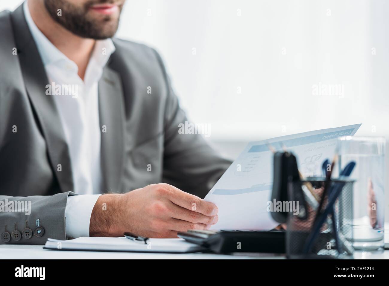 Vista ritagliata dell uomo in abbigliamento formale del documento di contenimento in appartamento Foto Stock