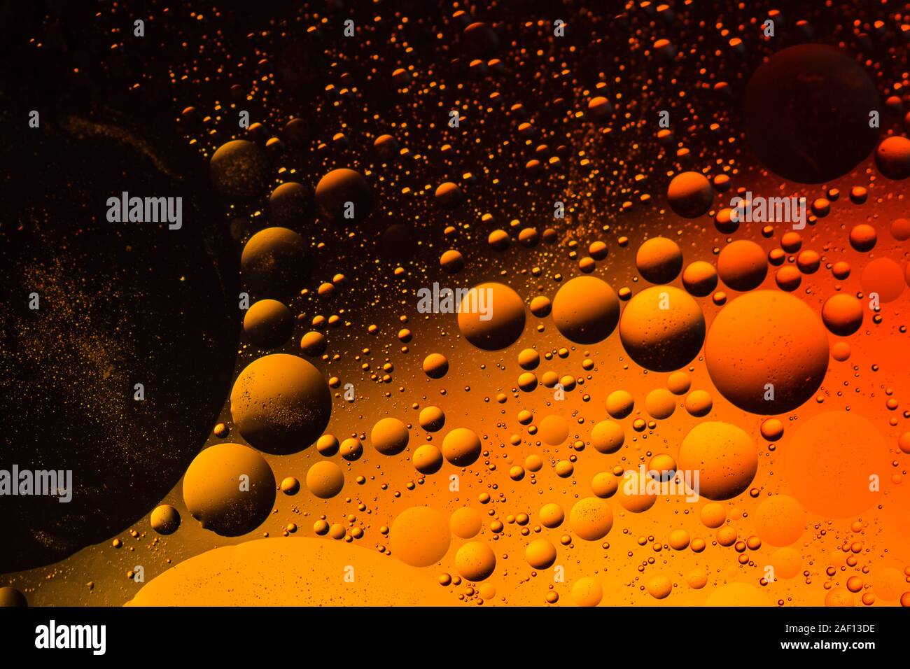 Sfondo pieno di arancione e cerchi scuri Foto Stock