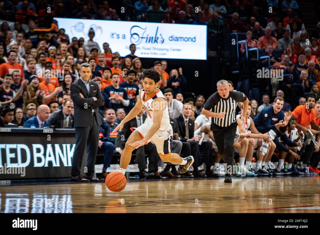 Charlottesville, VA, Stati Uniti d'America. L'8 dicembre, 2019. Virginia Guard Kihei Clark (0) e Virginia Head Coach Tony Bennett durante il NCAA pallacanestro tra l'università di North Carolina Tar Heels e University of Virginia Cavaliers presso la John Paul Jones Arena in Charlottesville, VA. Brian McWalters/CSM/Alamy Live News Foto Stock