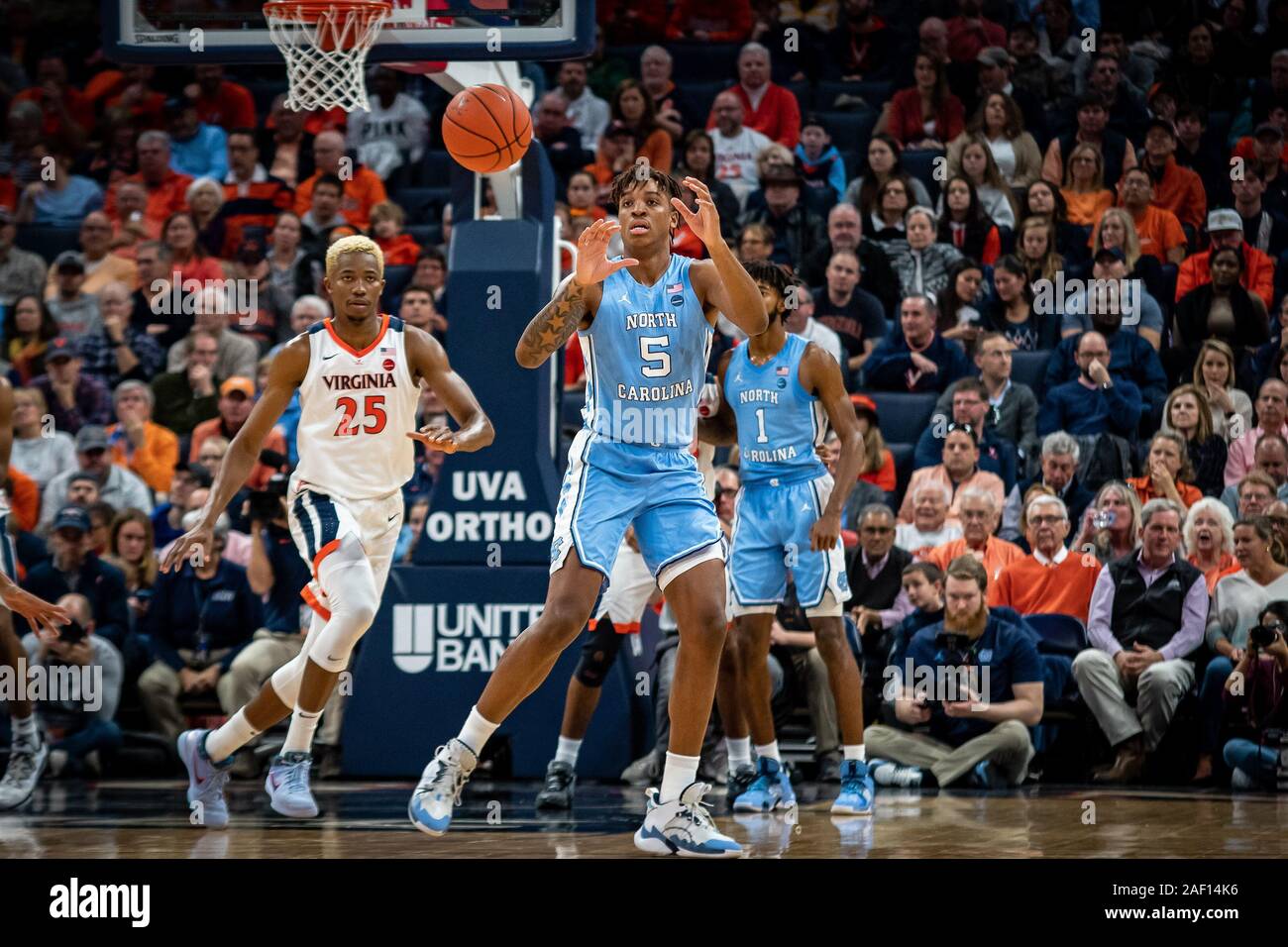 Charlottesville, VA, Stati Uniti d'America. L'8 dicembre, 2019. North Carolina avanti Armando Bacot (5) durante il NCAA pallacanestro tra l'università di North Carolina Tar Heels e University of Virginia Cavaliers presso la John Paul Jones Arena in Charlottesville, VA. Brian McWalters/CSM/Alamy Live News Foto Stock