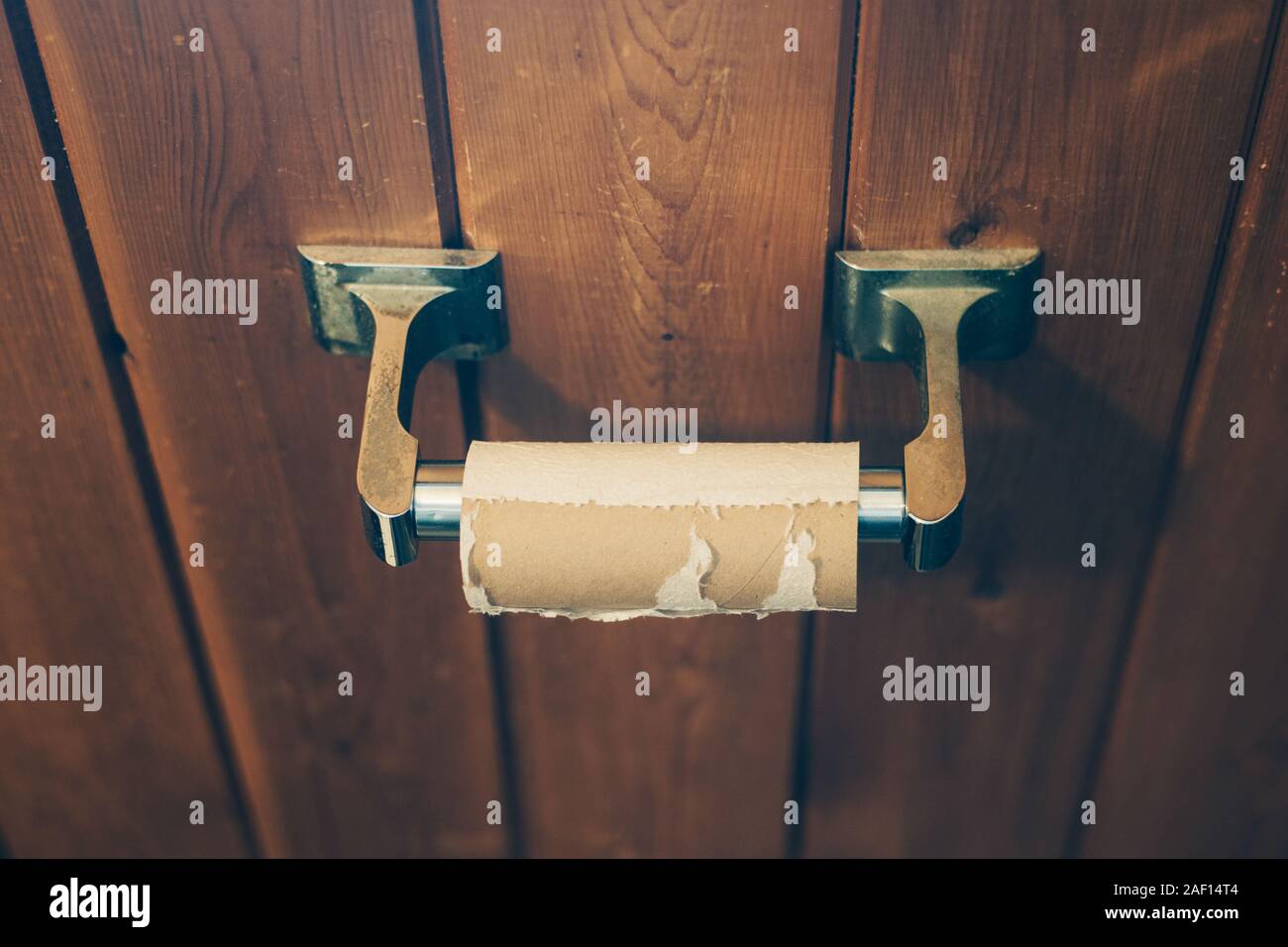 Svuotare la carta igienica rotolo da sopra Foto Stock