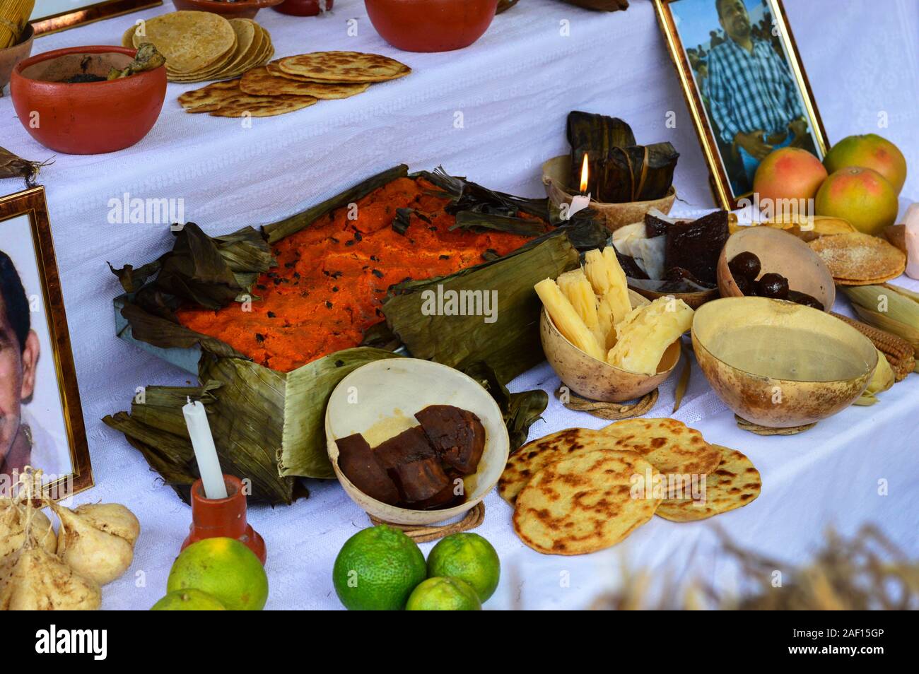 Giorno tradizionale dei morti altare in Merida, Yucatan. L'offerta include Pib Massimo Mauro, dessert di frutta, ecc. Foto Stock