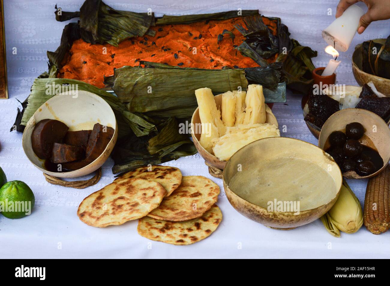 Giorno tradizionale dei morti altare in Merida, Yucatan. L'offerta include Pib Massimo Mauro, dessert di frutta, ecc. Foto Stock