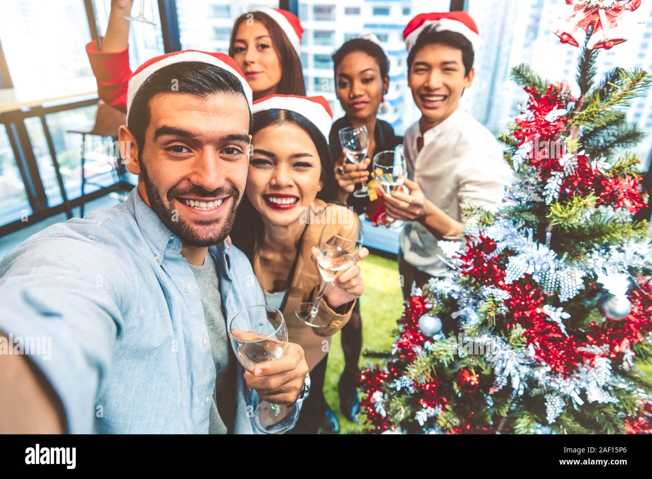 Lavoro di persone autoritratto di razza mista amici celebrare per buon Natale e Felice Anno Nuovo partito 2020 lavorando in ufficio. Multirazziale divers Foto Stock
