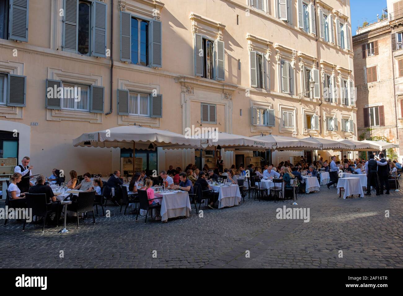 Turisti, cene all'aperto, Ristorante italiano Pierluigi, Piazza de' Ricci, regola, Roma, Italia Foto Stock