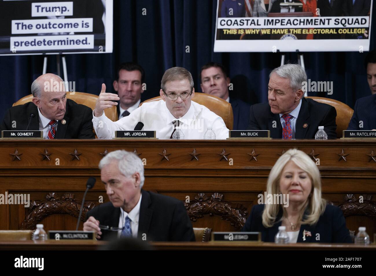 Dicembre 11, 2019, Washington, Distretto di Columbia, Stati Uniti d'America: rappresentante degli Stati Uniti Jim Jordan (repubblicano di Ohio), centro offre commento durante la casa Comitato Giudiziario il markup di casa risoluzione 755, articoli di impeachment contro il Presidente Trump al Campidoglio di Washington, DC, Stati Uniti d'America, 11 dicembre 2019. La casa Comitato Giudiziario ha scritto 2 articoli di impeachment accusando il Presidente statunitense Trump di abuso di potere e di ostruzione del Congresso. A sinistra è il rappresentante statunitense Louie Gohmert (rappresentante del Texas) e a destra è il rappresentante statunitense Ken Buck (ri Foto Stock