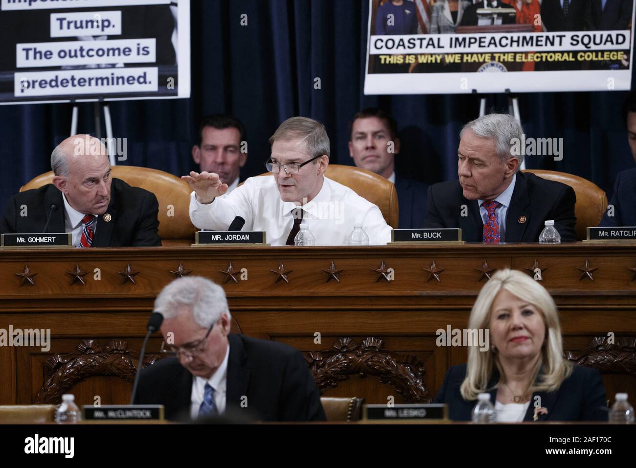 Dicembre 11, 2019, Washington, Distretto di Columbia, Stati Uniti d'America: rappresentante degli Stati Uniti Jim Jordan (repubblicano di Ohio), centro offre commento durante la casa Comitato Giudiziario il markup di casa risoluzione 755, articoli di impeachment contro il Presidente Trump al Campidoglio di Washington, DC, Stati Uniti d'America, 11 dicembre 2019. La casa Comitato Giudiziario ha scritto 2 articoli di impeachment accusando il Presidente statunitense Trump di abuso di potere e di ostruzione del Congresso. A sinistra è il rappresentante statunitense Louie Gohmert (rappresentante del Texas) e a destra è il rappresentante statunitense Ken Buck (ri Foto Stock