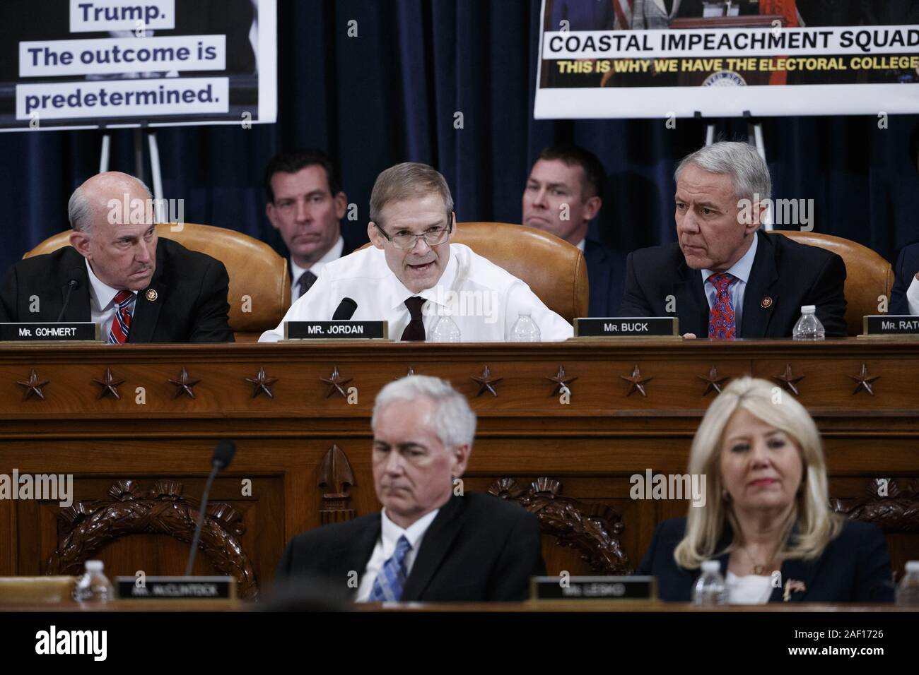 Dicembre 11, 2019, Washington, Distretto di Columbia, Stati Uniti d'America: rappresentante degli Stati Uniti Jim Jordan (repubblicano di Ohio), centro offre commento durante la casa Comitato Giudiziario il markup di casa risoluzione 755, articoli di impeachment contro il Presidente Trump al Campidoglio di Washington, DC, Stati Uniti d'America, 11 dicembre 2019. La casa Comitato Giudiziario ha scritto 2 articoli di impeachment accusando il Presidente statunitense Trump di abuso di potere e di ostruzione del Congresso. A sinistra è il rappresentante statunitense Louie Gohmert (rappresentante del Texas) e a destra è il rappresentante statunitense Ken Buck (ri Foto Stock