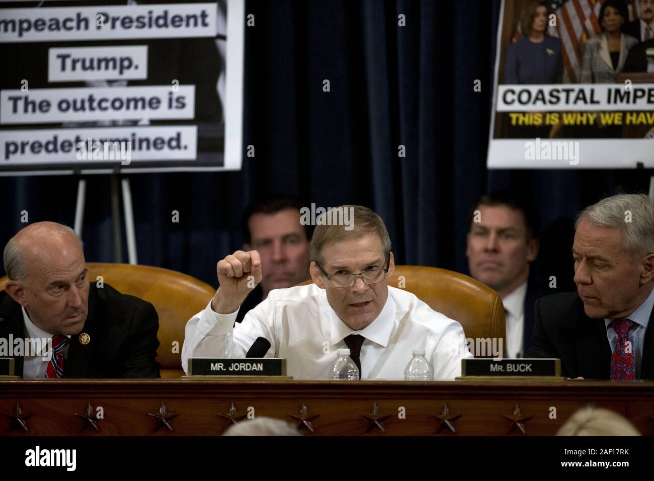 Washington, Distretto di Columbia, Stati Uniti d'America. Undicesimo Dec, 2019. Rappresentante degli Stati Uniti Jim Jordan (repubblicano di Ohio), parla durante una casa Comitato Giudiziario markup degli articoli di impeachment contro il presidente Donald Trump, sulla Capitol Hill Mercoledì, Dicembre 11, 2019, a Washington. A sinistra è il rappresentante statunitense Louie Gohmert (rappresentante del Texas) e a destra è il rappresentante statunitense Ken Buck (Repubblicano del Colorado) Credito: Jose Luis Magana/CNP/ZUMA filo/Alamy Live News Foto Stock