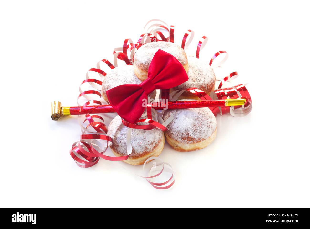 Ciambelle e parte di merci per il carnevale isolato su bianco Foto Stock