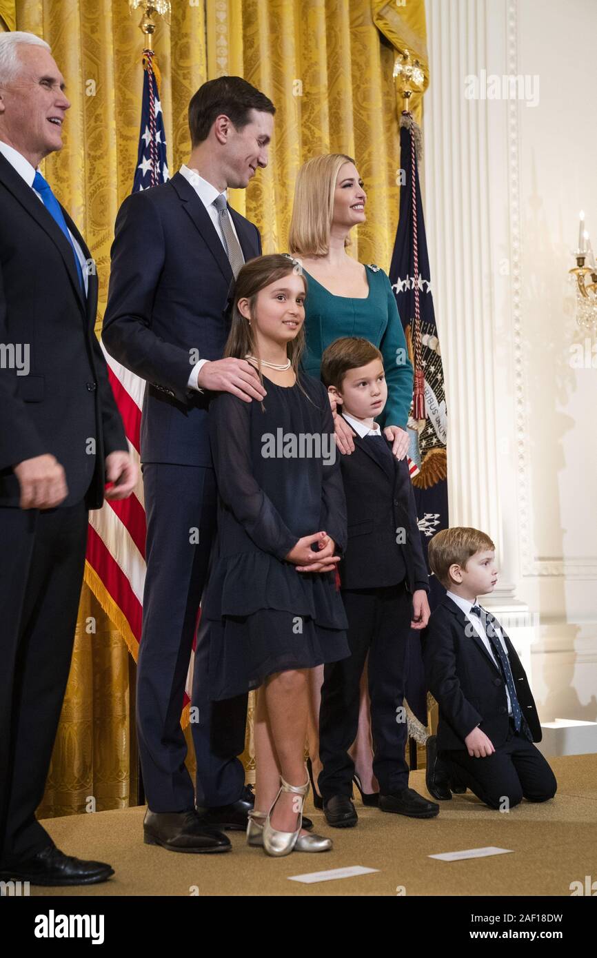 Washington, Stati Uniti. Undicesimo Dec, 2019. Noi Vice Presidente Mike pence (in alto a sinistra), a fianco di Jared Kushner (centro superiore), Ivanka trump (in alto a destra), e i loro tre figli: Arabella (in basso a sinistra), Giuseppe (centro inferiore) e Teodoro (inferiore destro) guarda come il presidente statunitense Trump (non raffigurata) parla di un Hanukkah Ricevimento nella Sala Est della Casa Bianca a Washington DC, Mercoledì, Dicembre 11, 2019. È stato presidente della seconda Hanukkah la ricezione del giorno. Foto di Jim Lo Scalzo/UPI Credito: UPI/Alamy Live News Foto Stock