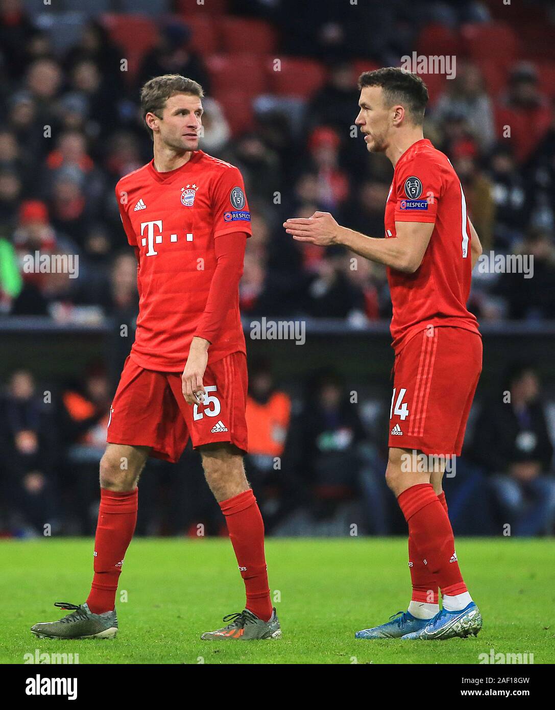 Monaco di Baviera, Germania. Undicesimo Dec, 2019. Ivan Perisic (R) del Bayern Monaco di Baviera i colloqui con il suo compagno di squadra Thomas Mueller durante la UEFA Champions League Group B match tra FC Bayern Monaco di Germania e Tottenham Hotspur FC di Inghilterra a Monaco di Baviera, in Germania, a Dic. 11, 2019. Credito: Philippe Ruiz/Xinhua/Alamy Live News Foto Stock