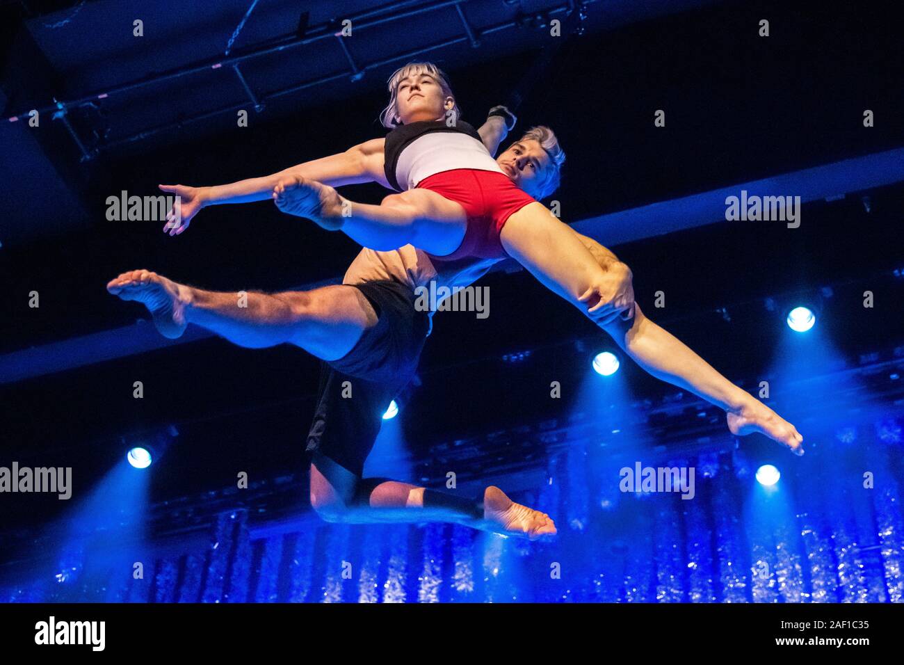 New York, Stati Uniti d'America, 11 dicembre 2019. Cirque du Soleil Guillaume Paquin e Nicole Faubert eseguire l'antenna Duo cinghie durante le prove prima di domani l'apertura per 'Twas la notte prima di ... Cirque du Soleil il primo film di Natale sarà il debutto presso il Teatro di Hulu nel Madison Square Garden sul dicembre 12, 2019. Credito: Enrique Shore/Alamy Live News Foto Stock