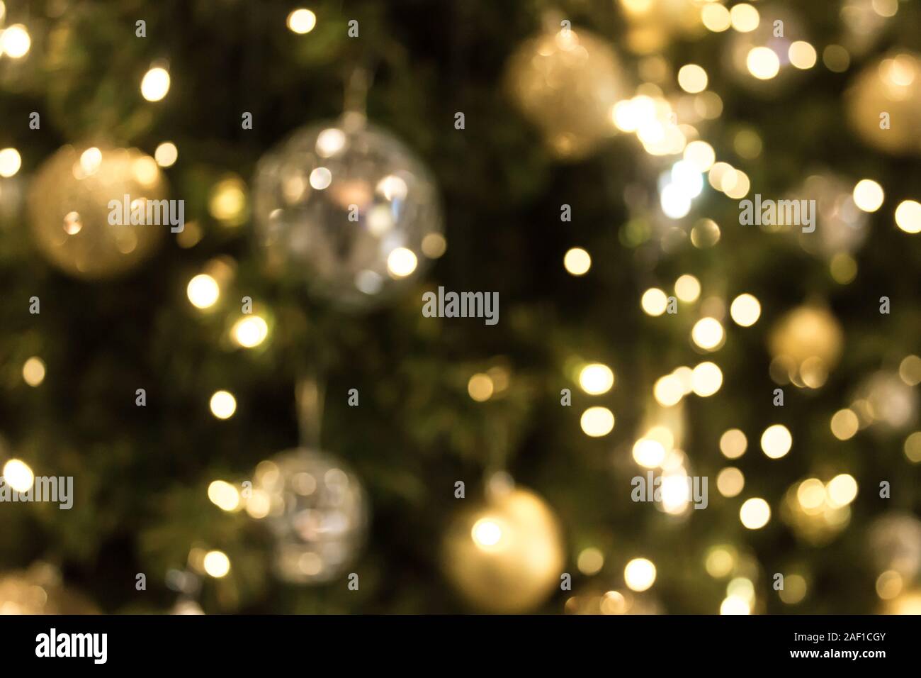 Natale con oro bokeh sfondo luminoso. Xmas abstract blur e decorazioni incandescente all'esterno. Foto Stock