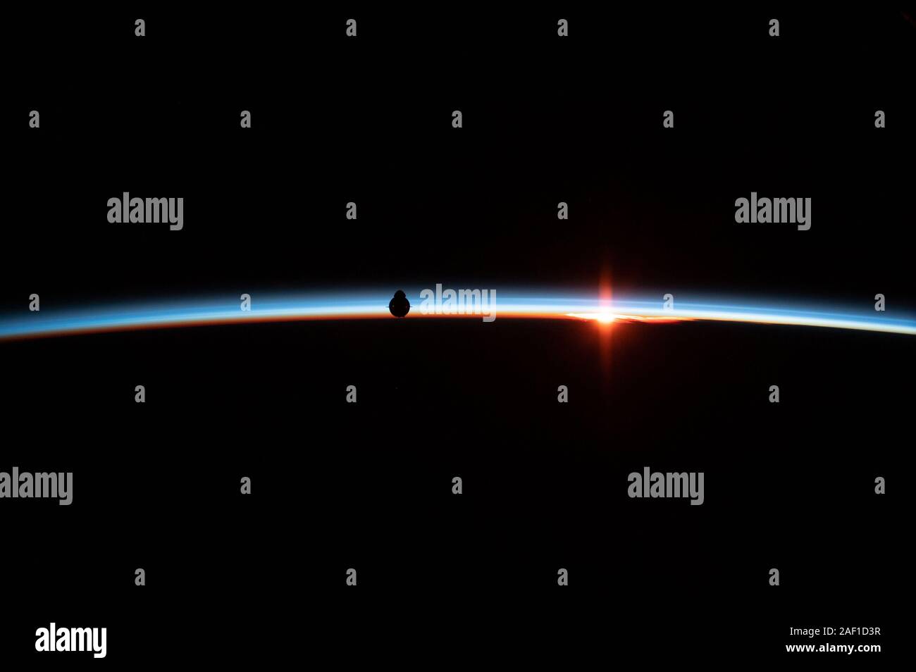 Washington, Stati Uniti. 12 Dic, 2019. Il uncrewed equipaggio SpaceX Dragon navicella spaziale si stagliano contro la terra del orizzonte durante la demo-1, il primo volo della NASA commerciale del programma di equipaggio per la Stazione Spaziale Internazionale, il 4 marzo 2019. Il veicolo in ultima analisi agganciato alla stazione l'armonia del modulo dopo il completamento con successo numerose dimostrazioni durante la fase di avvicinamento. La NASA/UPI Credito: UPI/Alamy Live News Foto Stock