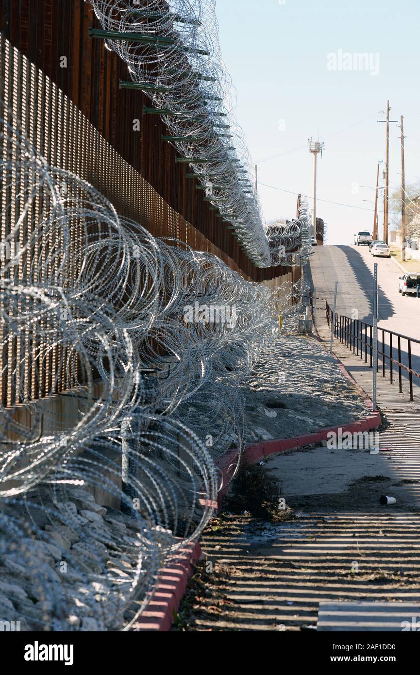 Nogales, Stati Uniti. 12 Dic, 2019. Il filo spinato è stato collocato sulla parte superiore e laterale della recinzione lungo il Regno States-Mexico confine a Nogales, in Arizona, in data 8 febbraio 2019. La Arizona city ha ordinato ai funzionari federali per rimuovere il filo spinato. Foto di arte Foxall/UPI Credito: UPI/Alamy Live News Foto Stock
