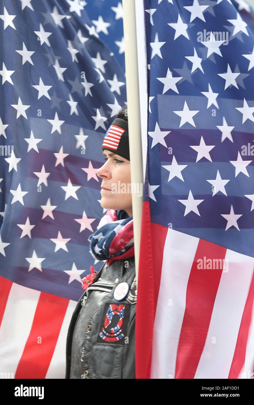 Un patriota Guard Rider sorge presso l'attenzione come resti di Scott A. Wirtz hanno sono portati ad un attesa funebre all'arrivo a San Louis-Lambert Aeroporto Internazionale di St. Louis il 26 gennaio 2019. Wirtz hanno, U.S. Dipartimento della Difesa Civile, è stato ucciso in un attentato suicida attentato in Siria il 16 gennaio 2019. Anche ucciso nell'attentatore suicida di attacco in Manbij nella Siria settentrionale, erano due stati uniti i membri del servizio, e un imprenditore privato. Almeno sei civili Siriani sono stati anche uccisi in attacco, tra cui due giovani donne. Foto di Bill Greenblatt/UPI Foto Stock