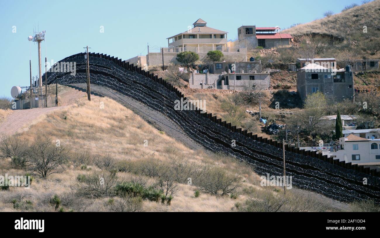 Nogales, Stati Uniti. 12 Dic, 2019. Il filo spinato è stato posto sulla parte superiore e laterale della recinzione lungo il Regno States-Mexico border, mostrata qui in direzione est da Nogales in Arizona, in data 8 febbraio 2019. La Arizona city ha ordinato ai funzionari federali per rimuovere il filo spinato. Foto di arte Foxall/UPI Credito: UPI/Alamy Live News Foto Stock