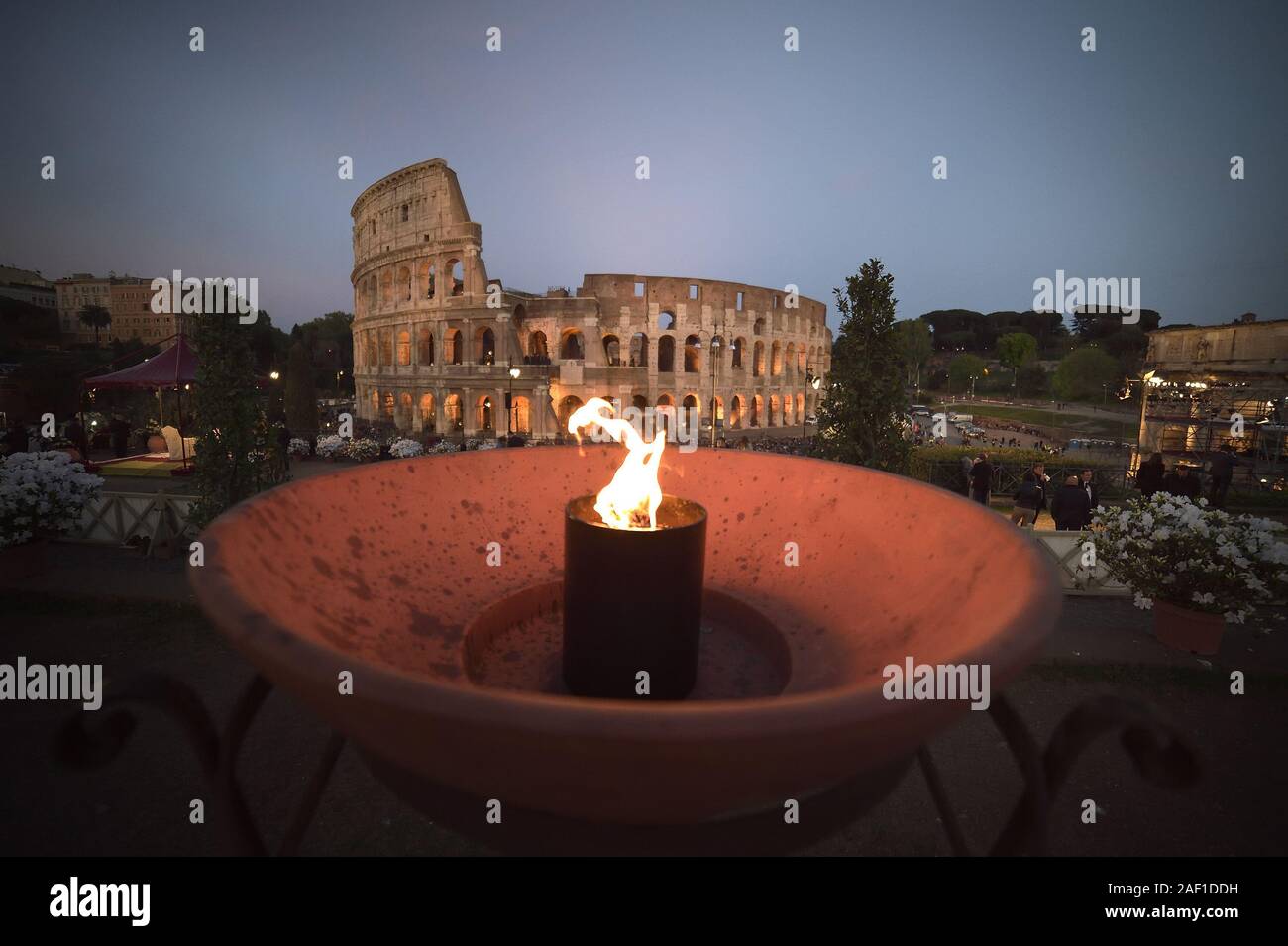 Roma, Italia. 12 Dic, 2019. Papa Francesco prega durante la Via Crucis) fiaccolata di antico Colosseo (Colosseo, Colisee) il Venerdì Santo, 19 aprile 2019, a Roma, Italia. Foto di Stefano Spaziani/UPI Credito: UPI/Alamy Live News Foto Stock