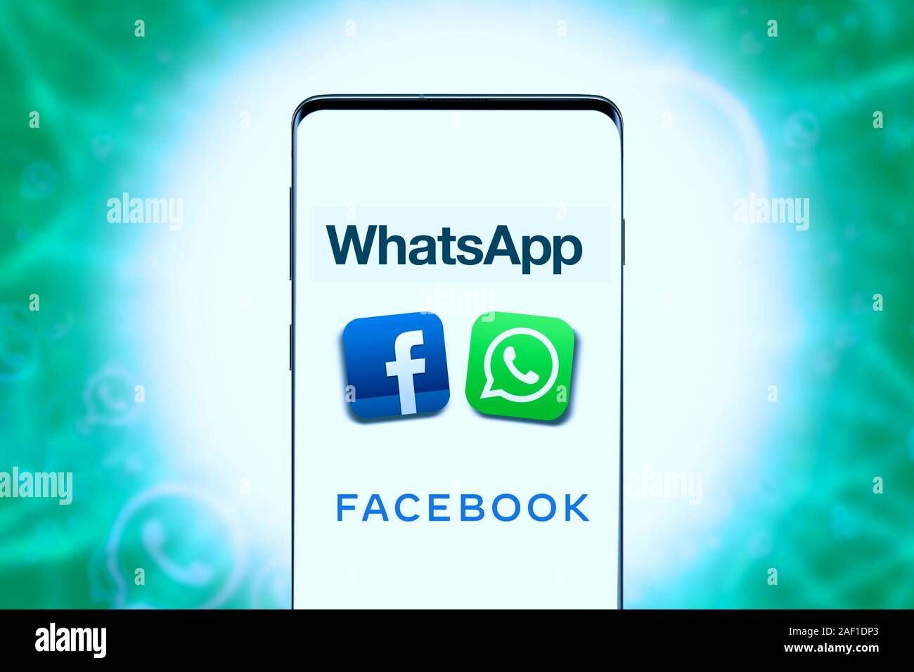 Smart phone con il logo di: WhatsApp da Facebook, i social network più diffusi in tutto il mondo. Gli Stati Uniti, California, 10 Dicembre 2019 Foto Stock