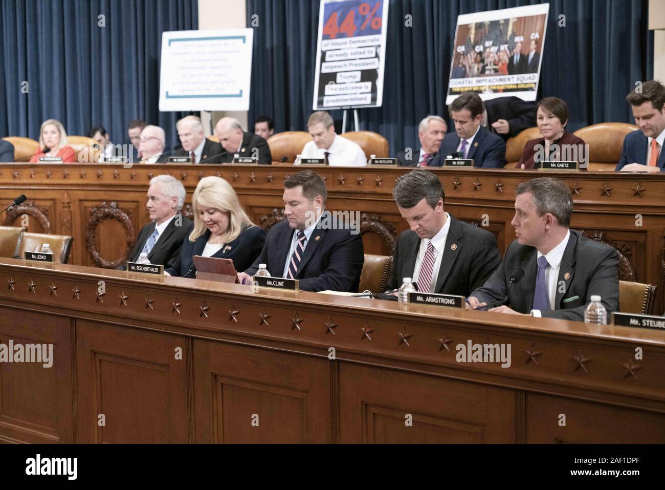 Dicembre 11, 2019, Washington, Distretto di Columbia, Stati Uniti: repubblicani rappresentanti nel Parlamento Comitato Giudiziario presso il comitato pubblica audizione di markup i due articoli di impeachment contro il presidente Donald Trump, Dicembre 11, 2019. La fila superiore: rappresentanti JIM SENSENBRENNER (R-WI), STEVE CHABOT (R-OH), LOUIE GOHMERT (R-TX), Jim Jordan (R-OH), Ken BUCK (R-OH), John RATCLIFFE (R-TX), MARTHA ROBY (R-a1), Matt GAETZ (R-F1). Riga inferiore: rappresentanti TOM MCCLINTOCK (R-CA), Debbie LESKO (R-AZ), Guy RESCHENTHALER (R-PA), BEN CLINE (R-VA), KELLY ARMSTRONG (credito Immagine: © D Foto Stock