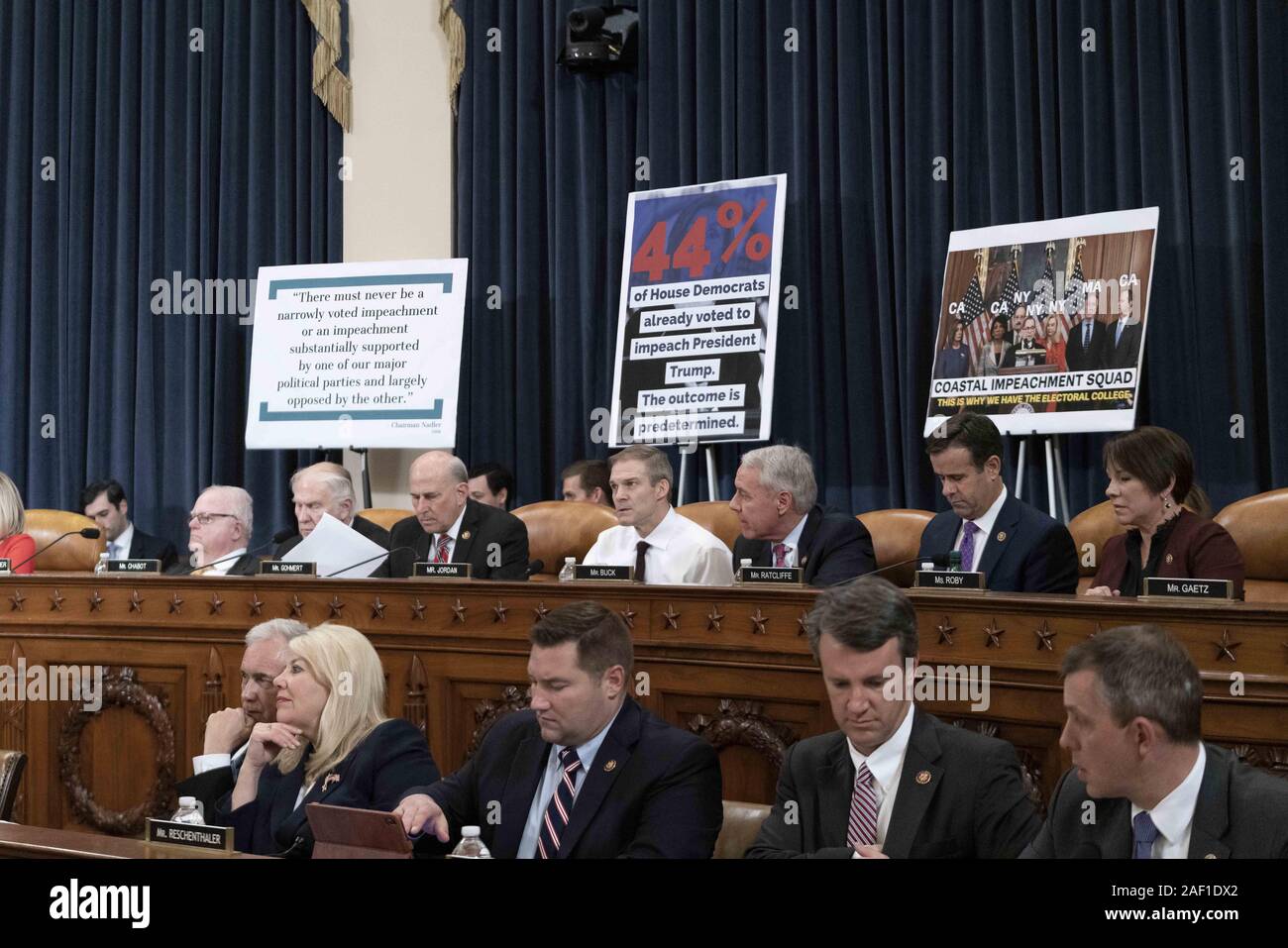 Dicembre 11, 2019, Washington, Distretto di Columbia, Stati Uniti: repubblicani rappresentanti nel Parlamento Comitato Giudiziario presso il comitato pubblica audizione di markup i due articoli di impeachment contro il presidente Donald Trump, Dicembre 11, 2019. La fila superiore: rappresentanti JIM SENSENBRENNER (R-WI), STEVE CHABOT (R-OH), LOUIE GOHMERT (R-TX), Jim Jordan (R-OH), Ken BUCK (R-OH), John RATCLIFFE (R-TX), MARTHA ROBY (R-a1). Riga inferiore: rappresentanti TOM MCCLINTOCK (R-CA), Debbie LESKO (R-AZ), Guy RESCHENTHALER (R-PA), BEN CLINE (R-VA), KELLY ARMSTRONG (credito Immagine: © Douglas Christian/ZU Foto Stock