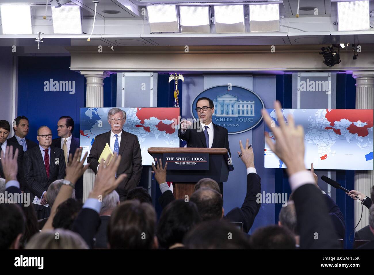 Washington, Stati Uniti. 12 Dic, 2019. Il segretario al Tesoro Steven Mnuchin prende le domande da reporter alla Casa Bianca a Washington DC, il 28 gennaio 2019. La Casa Bianca ha annunciato nuove sanzioni economiche contro il Venezuela. Foto di Alex Edelman/UPI Credito: UPI/Alamy Live News Foto Stock