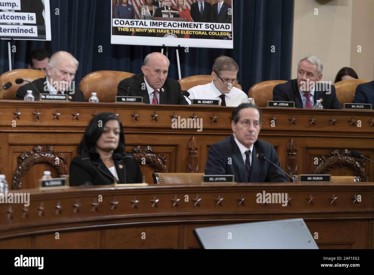 Washington, Distretto di Columbia, Stati Uniti d'America. Undicesimo Dec, 2019. I rappresentanti presso la Casa Comitato Giudiziario di audizione pubblica al markup i due articoli di impeachment contro il presidente Donald Trump, Dicembre 11, 2019. La fila superiore: rappresentanti repubblicano JIM SENSENBRENNER (R-WI), STEVE CHABOT (R-OH), LOUIE GOHMERT (R-TX), Jim Jordan (R-OH), Ken Buck (R-CO), Fila inferiore: rappresentanti democratici PRAMILA JAYAPAL (D-WA) e Jamie RASKIN Credito: Douglas Christian/ZUMA filo/Alamy Live News Foto Stock