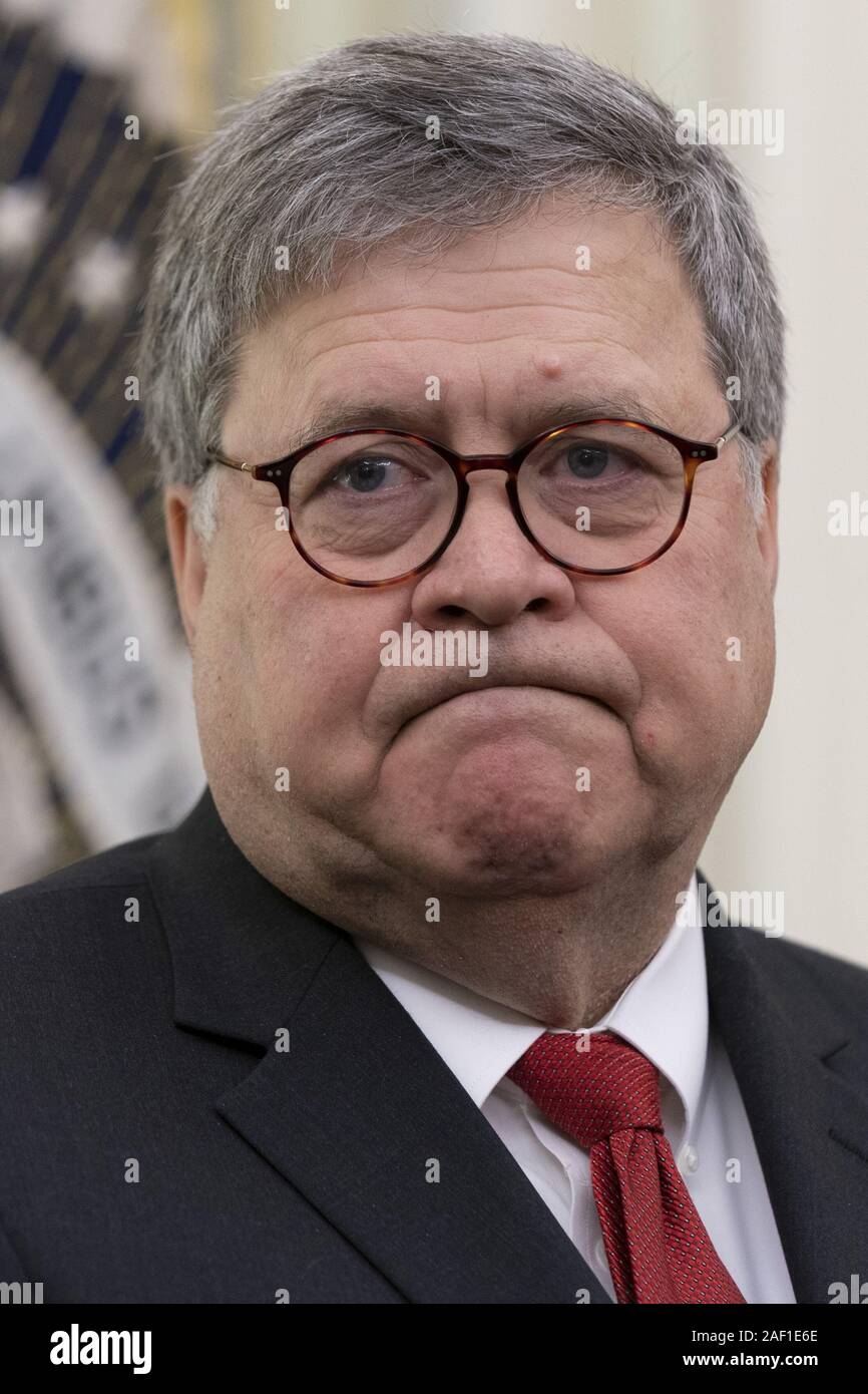 Washington, Stati Uniti. 12 Dic, 2019. Stati Uniti Attorney General William Barr ascolta come presidente degli Stati Uniti, Donald Trump firma un ordine esecutivo che istituisce la Task Force sulla mancante e assassinato indiani americani e nativi dell'Alaska alla Casa Bianca a Washington DC, il Martedì, Novembre 26, 2019. Foto di Chris KleponisUPI Credito: UPI/Alamy Live News Foto Stock